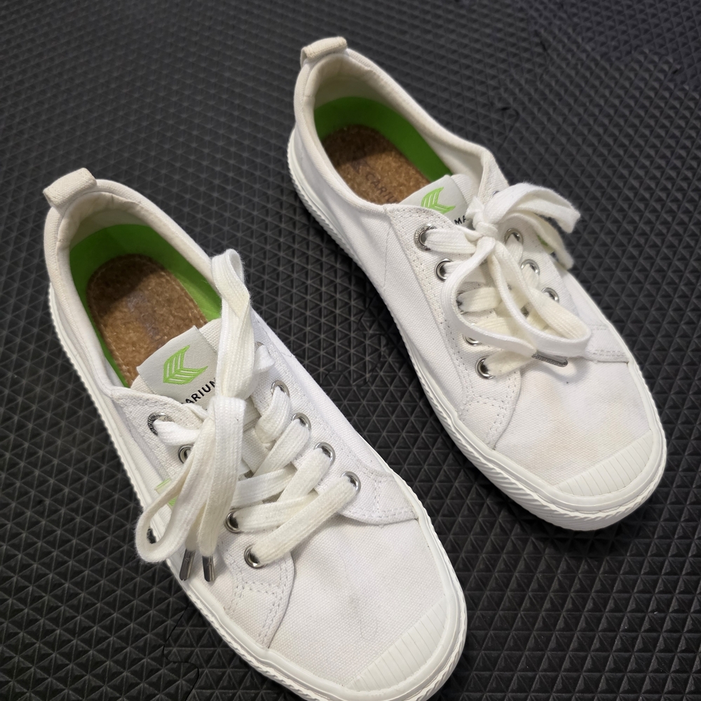White Low-Top Canvas Sneakers with Green Insole Accent